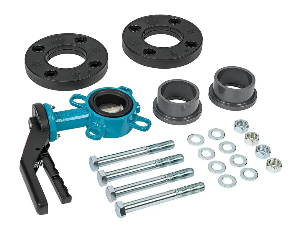 Montage-Kit mit Teilen zur Installation und Befestigung einer Absperrklappe. Enthält Flansche, Dichtungen, Schrauben und eine spezielle Werkzeugvorrichtung von Grünbeck.